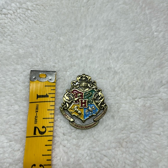 Harry Potter Gift Hogwarts Pin / Badge - All 4 Houses - Picture 3 of 7